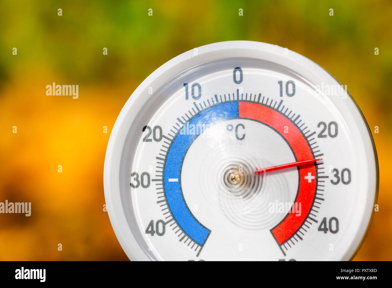 Termometro da esterno con scala Celsius che mostra la temperatura calda - hot estate indiana o il riscaldamento globale concetto Foto Stock