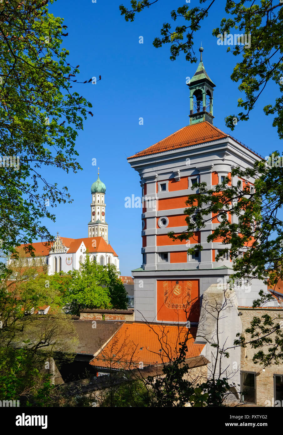 Germania, Augsburg, Basilica dei SS. Ulrich e Afra e cancello rosso Foto Stock