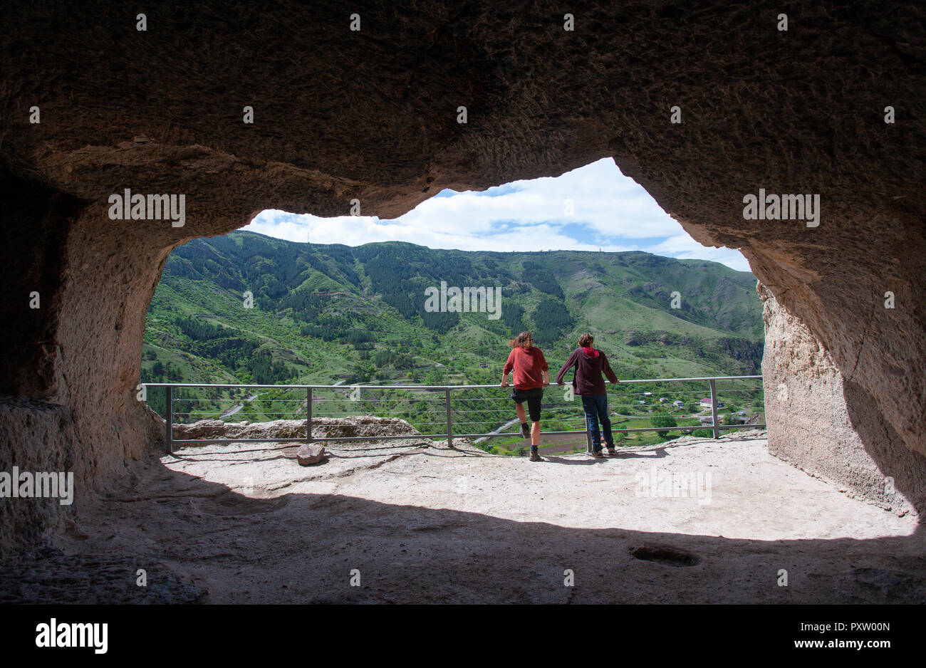 La Georgia, Samtskhe-Javakheti, Turisti alla grotta Vardzia città Foto Stock