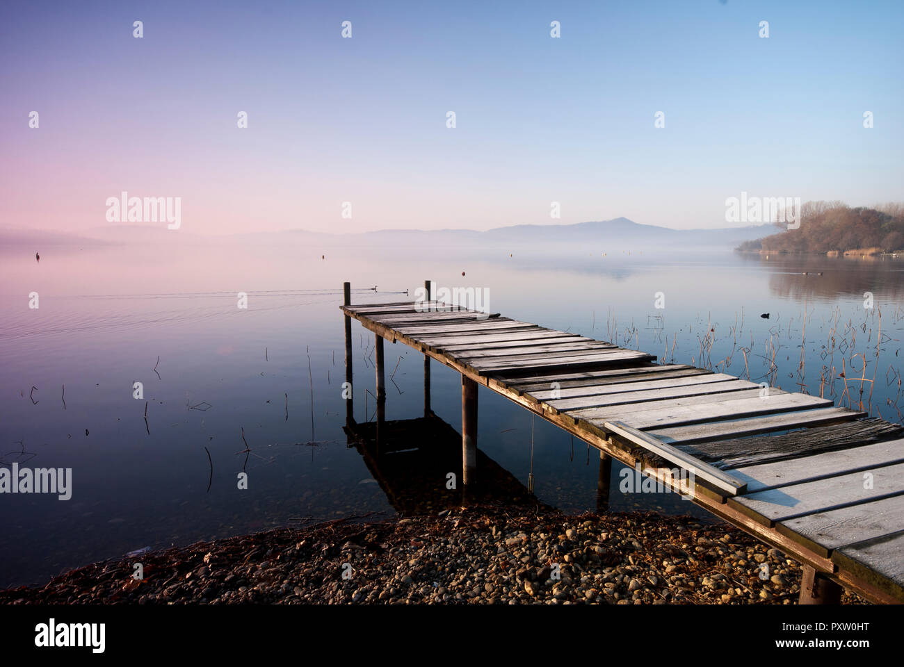 L'Italia, Piemonte, molo al Lago di Viverone al crepuscolo Foto Stock