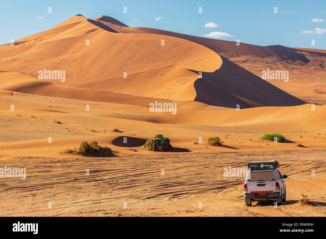 Africa, Namibia, Namib deert, Naukluft National Park, veicolo fuoristrada di fronte alla duna di sabbia " Big Daddy' Foto Stock