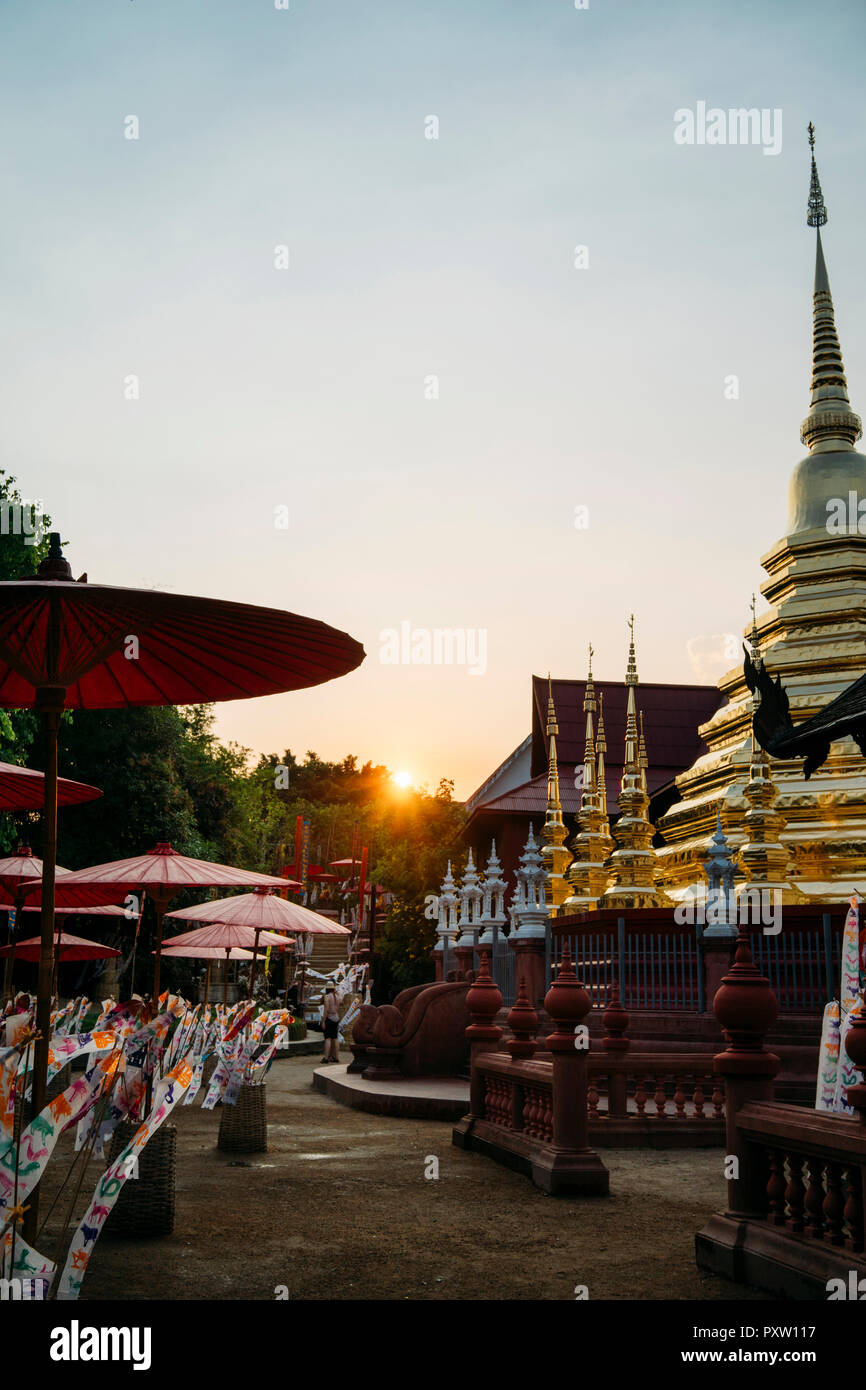 Thailandia Chiang Mai, tramonto con decorazioni per festeggiare il nuovo anno al Wat Phan Tao tempio buddista Foto Stock