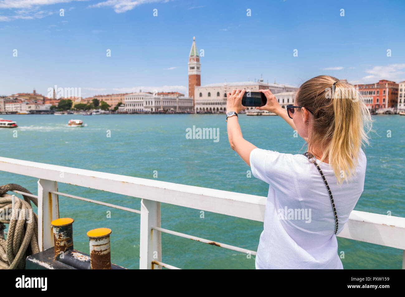 L'Italia, Venezia, turistica prendendo un immagine dello smartphone dalla città Foto Stock