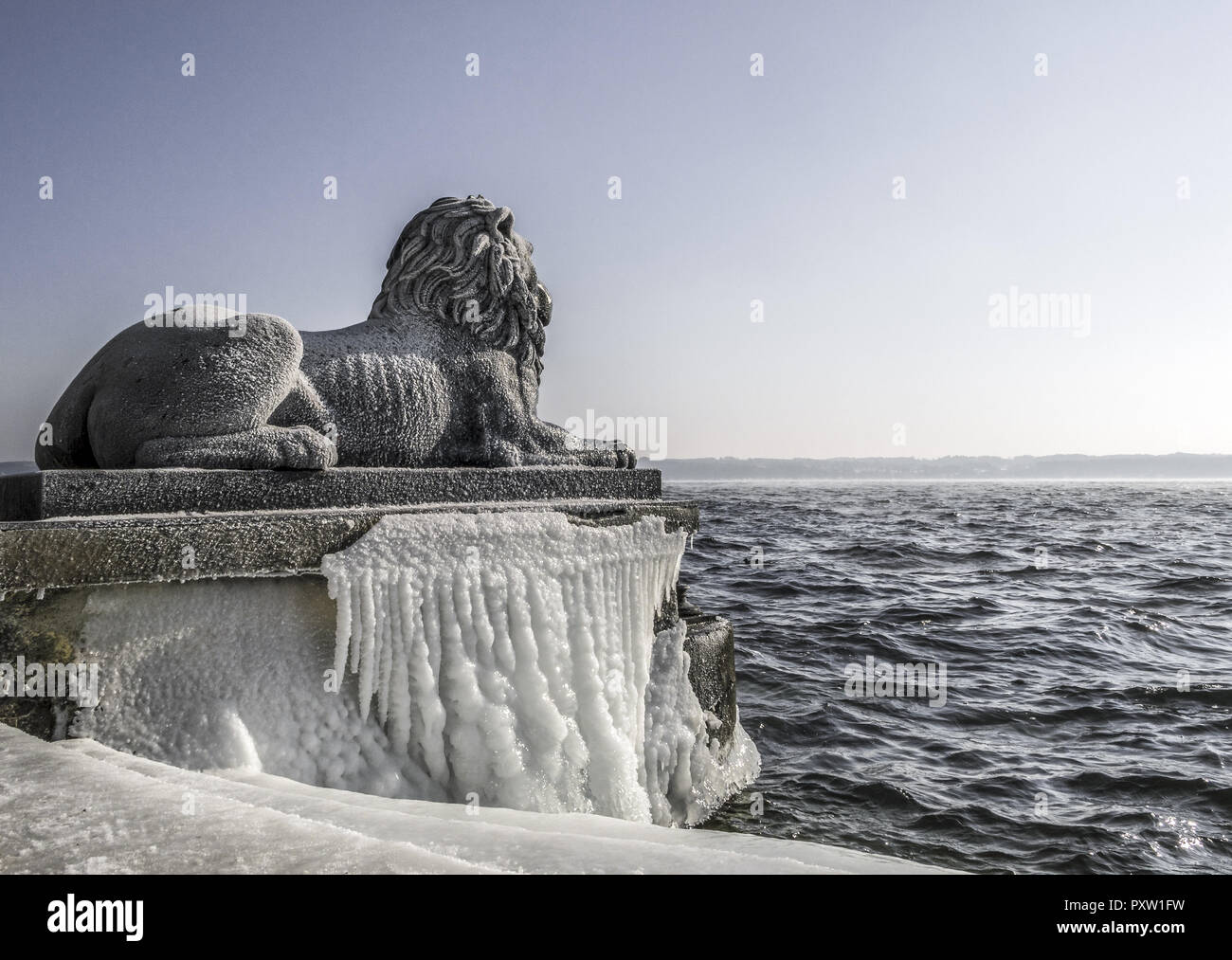 Coperti di ghiaccio Bavarian Lion su un gelido inverno giorno in Tutzing sul Lago di Starnberg Foto Stock