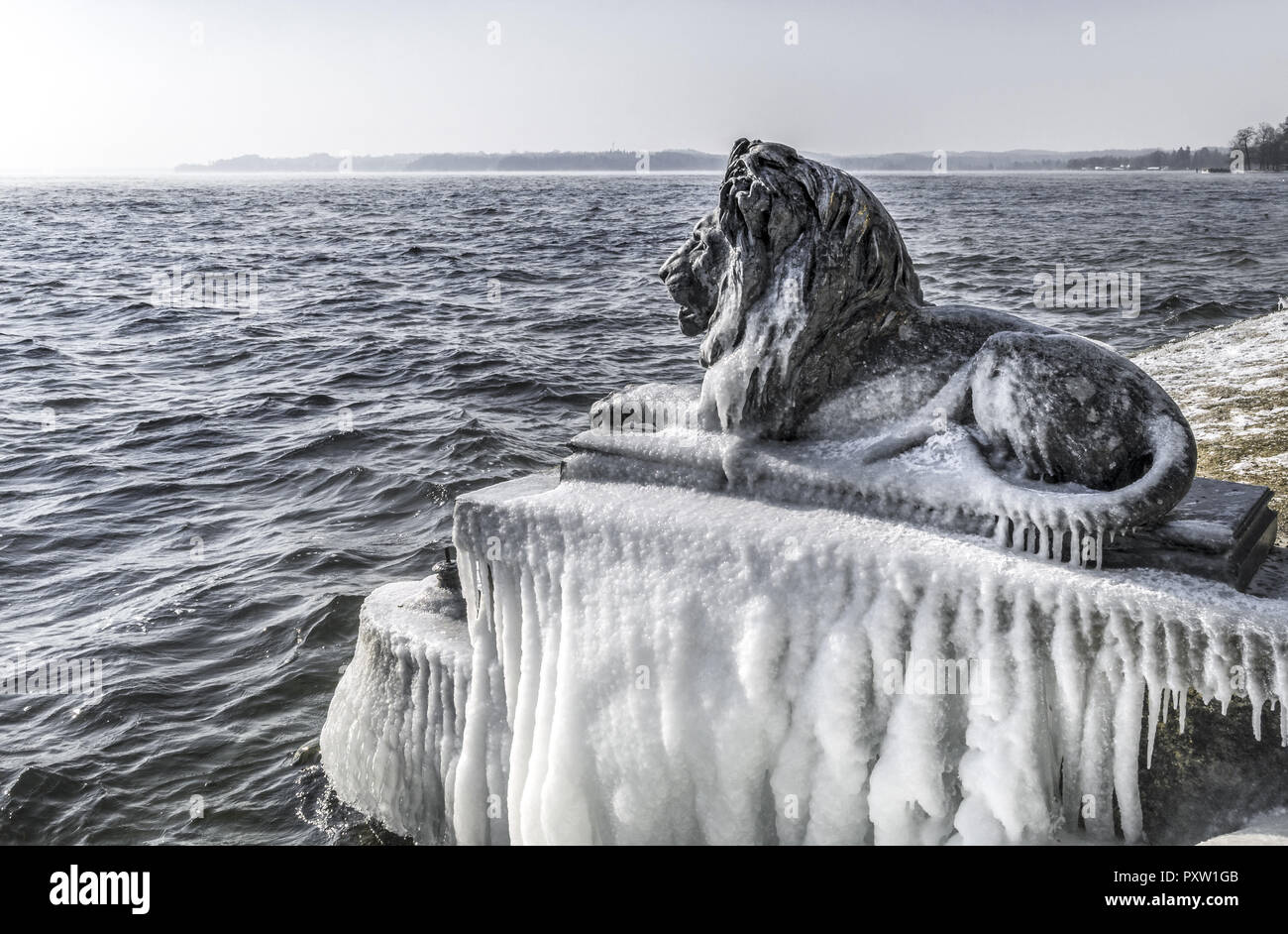 Coperti di ghiaccio Bavarian Lion su un gelido inverno giorno in Tutzing sul Lago di Starnberg Foto Stock