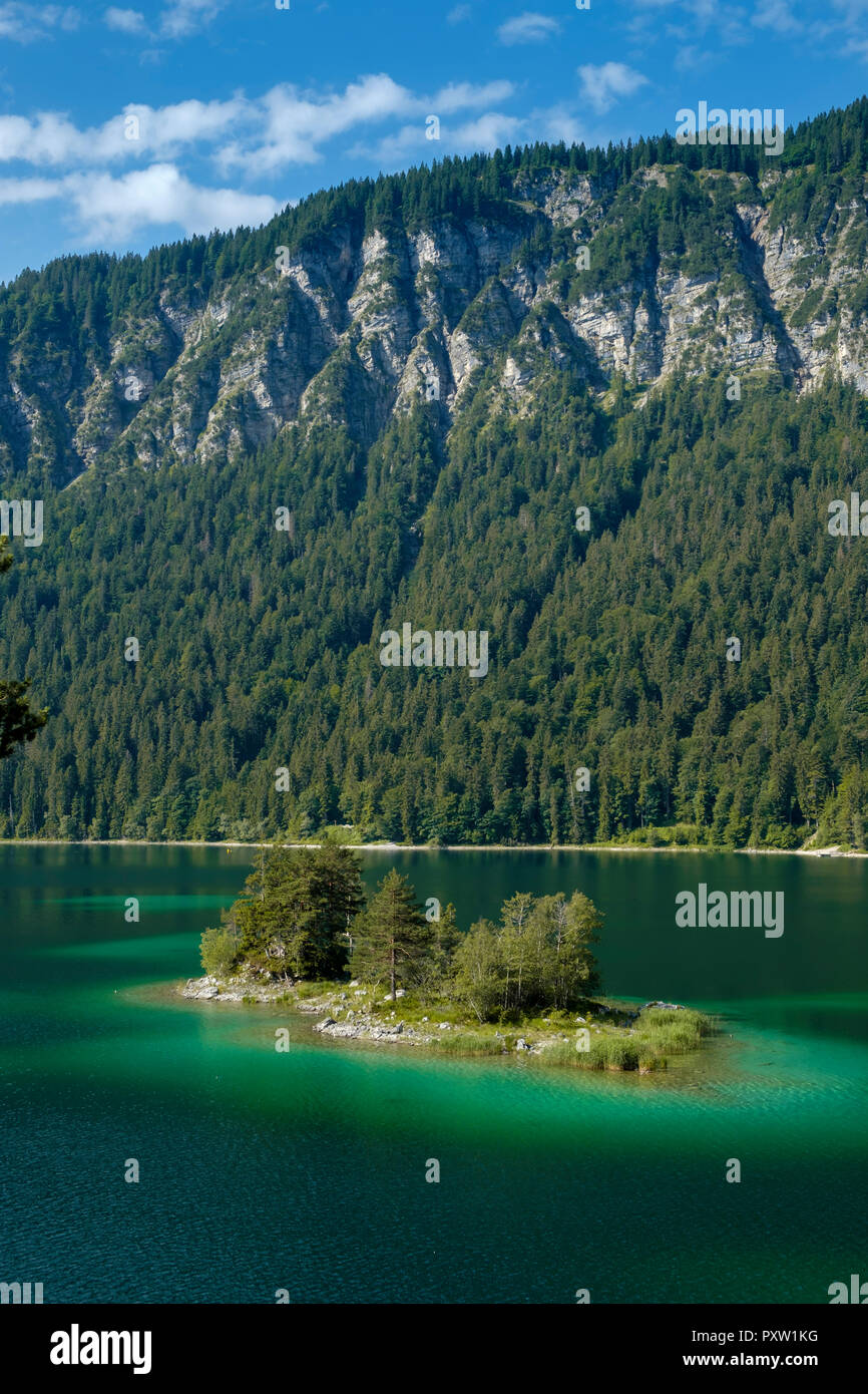 In Germania, in Baviera, vista Wettersteingebirge con Ludwigsinsel al Lago Eibsee in primo piano Foto Stock