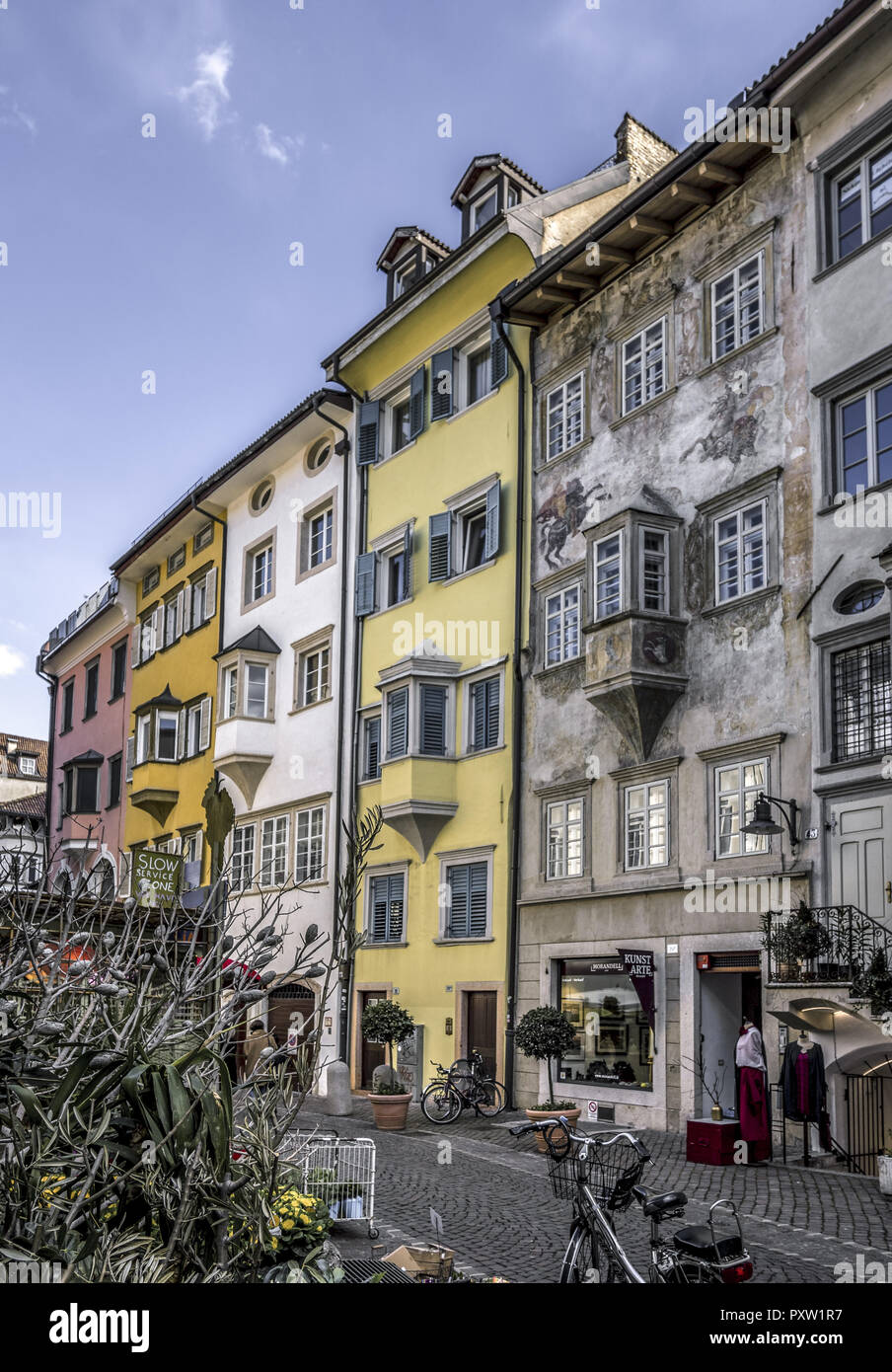 Colorate facciate di case a Bolzano Foto Stock