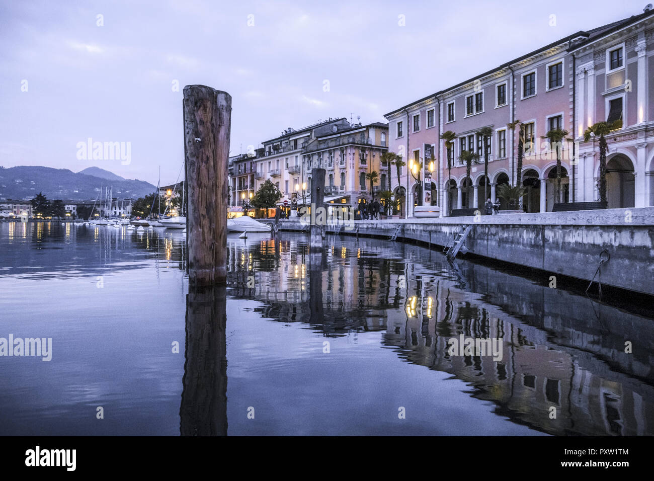 Passeggiata lungolago in Salo sul Lago di Garda, Italia Foto Stock
