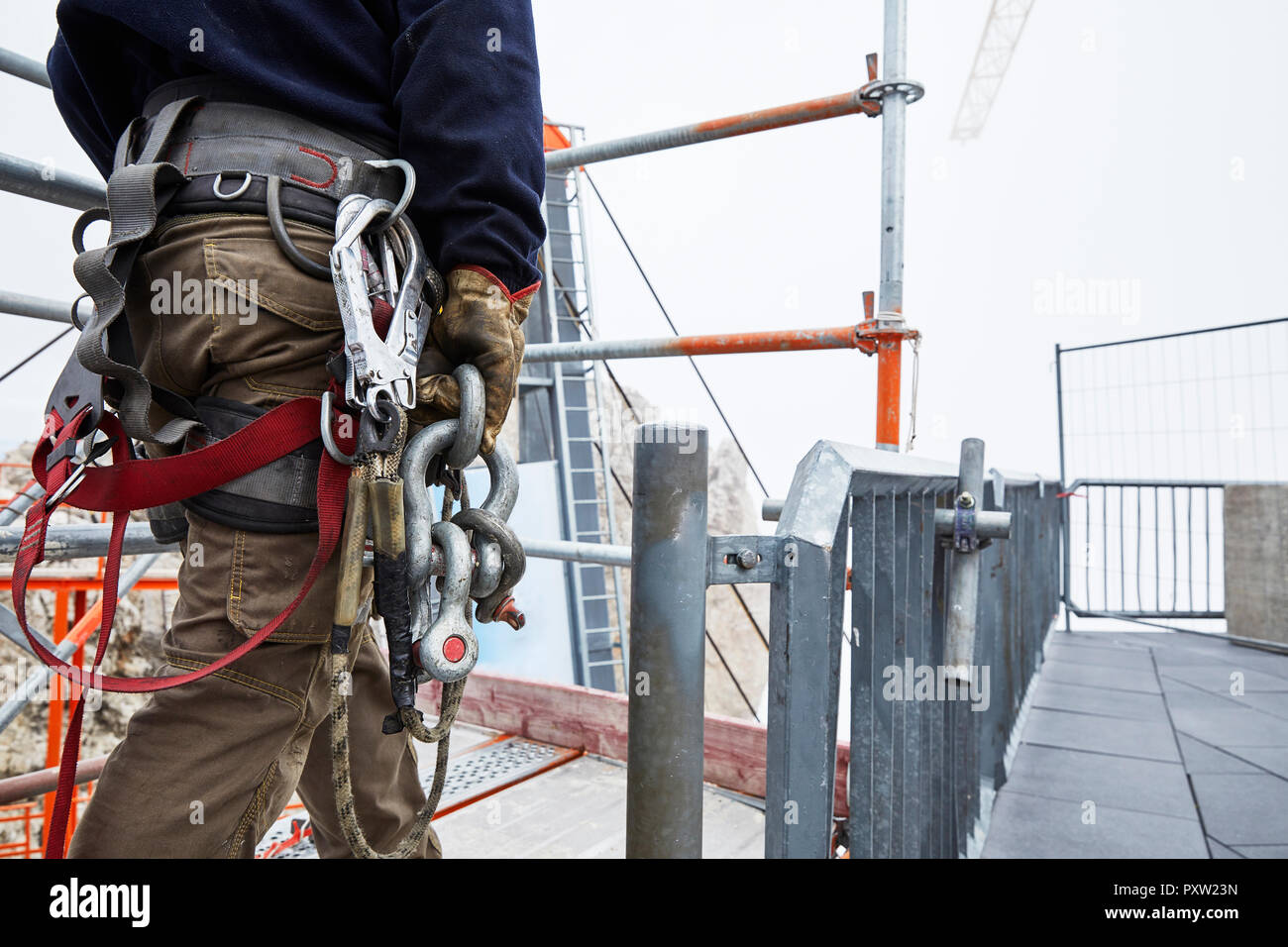 In Germania, in Baviera, Garmisch-Partenkirchen, Zugspitze, installer con cablaggio di arrampicata Foto Stock