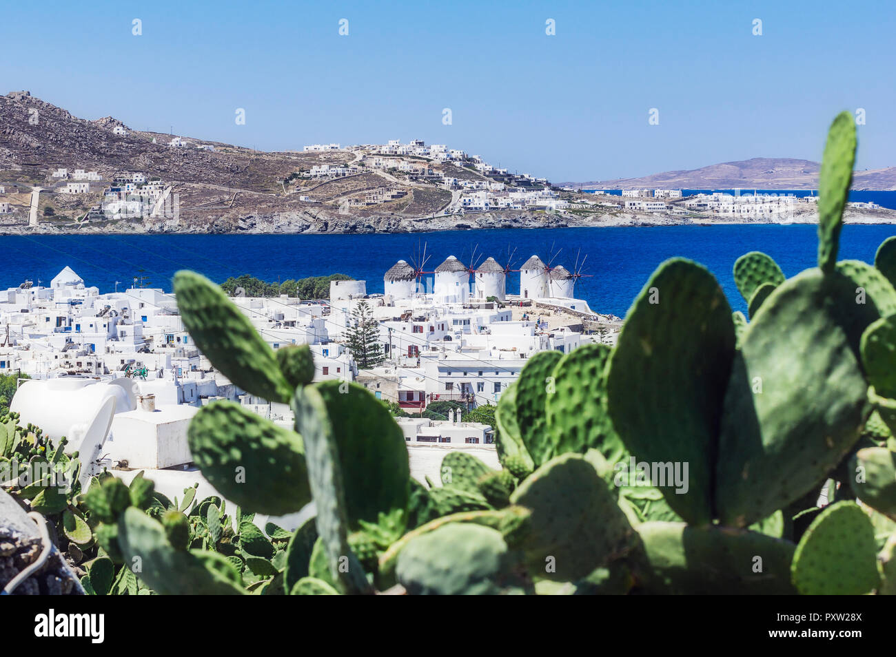 La Grecia, Mykonos, townscape con cinque mulini storici Foto Stock