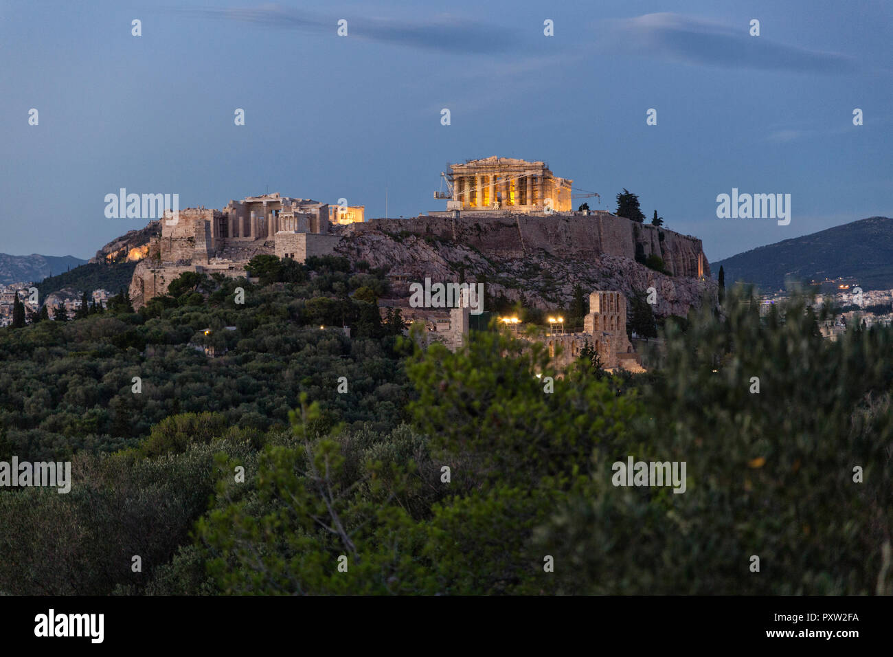 La Grecia, Atene, vista sull'Acropoli dalla Pnice al blue ora Foto Stock