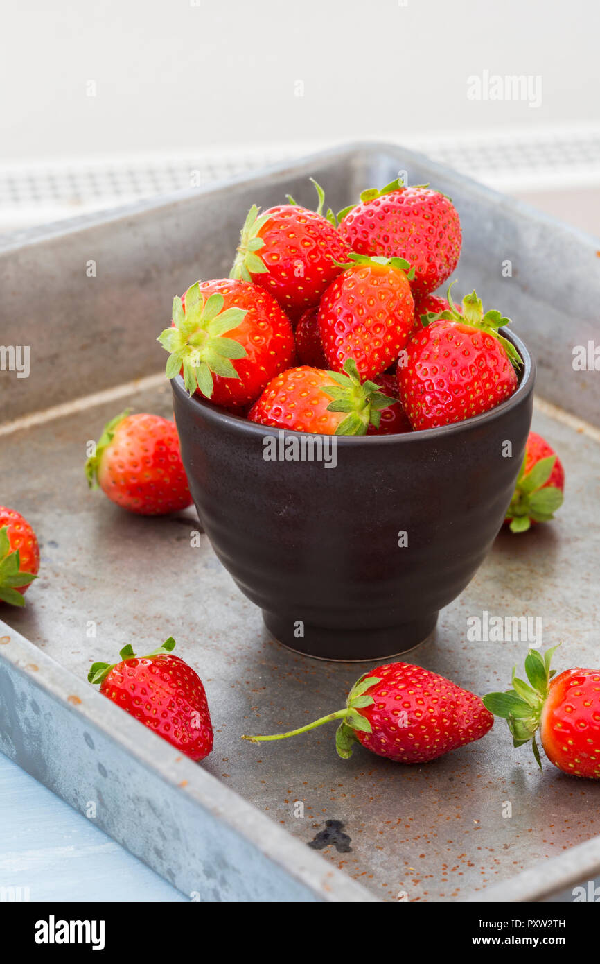 Le fragole in un recipiente Foto Stock