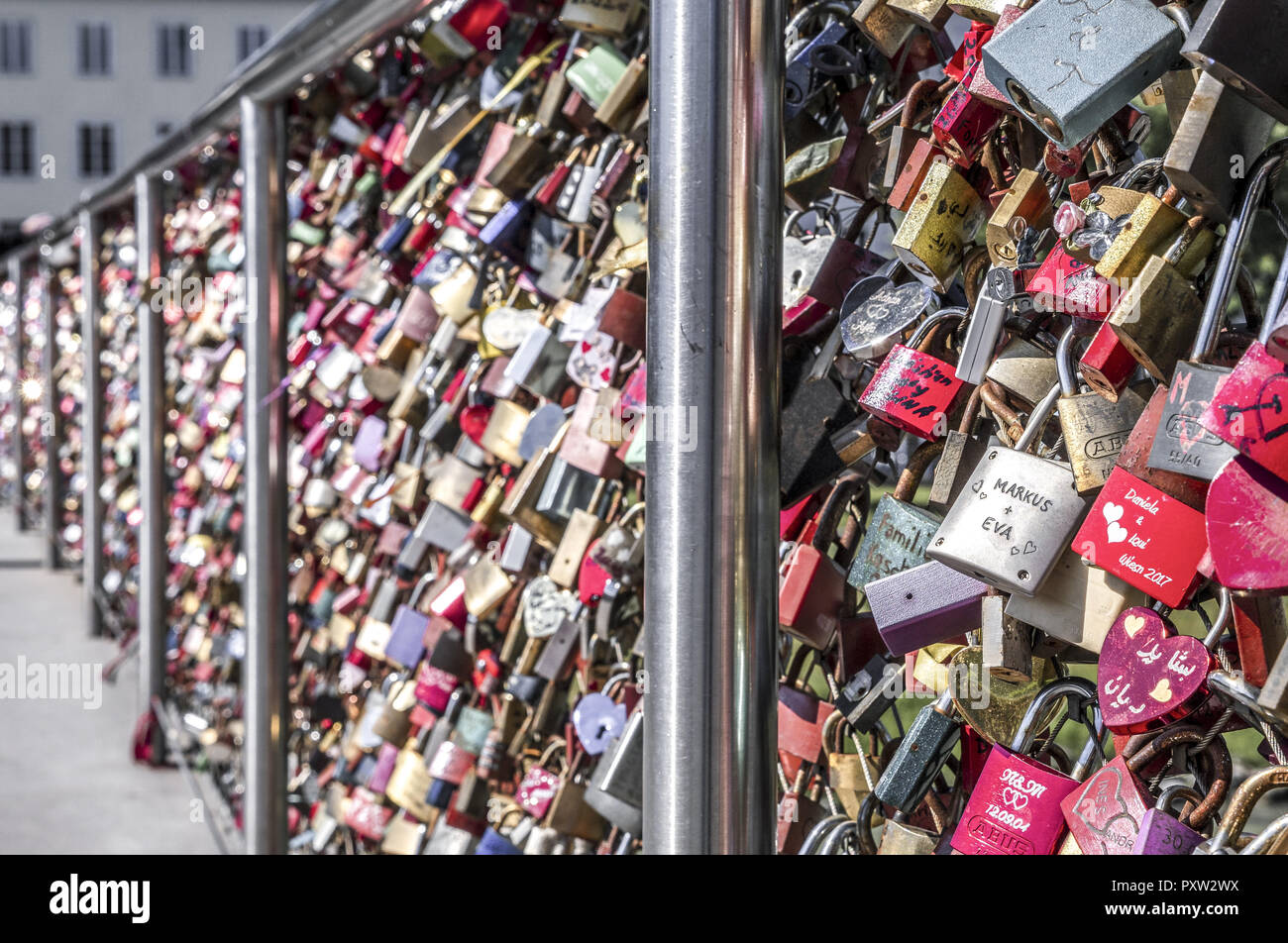 Amore si blocca sul ponte Makartsteg, Salisburgo, Austria Foto Stock