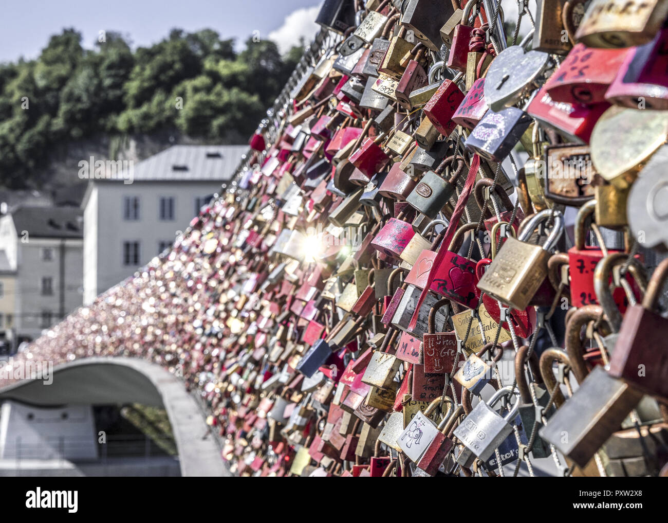 Amore si blocca sul ponte Makartsteg, Salisburgo, Austria Foto Stock