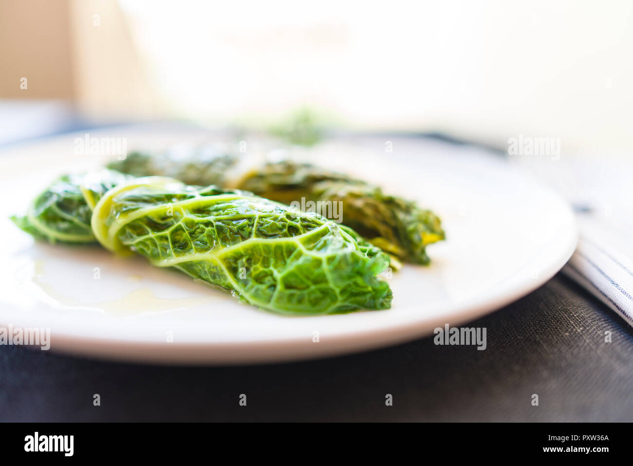Cavolo verza rotoli sulla piastra Foto Stock