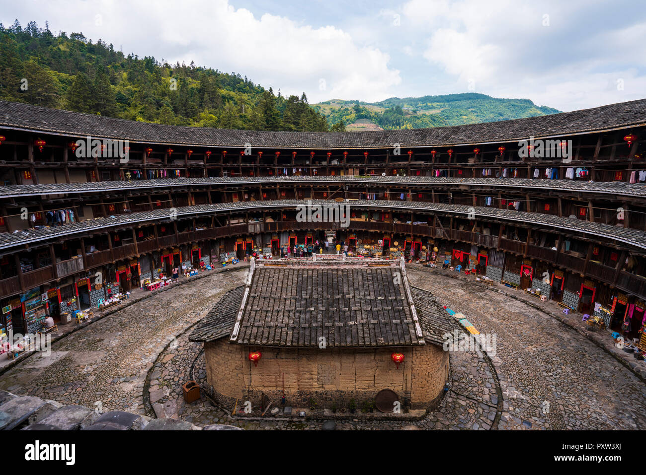 Cina, provincia del Fujian, sul cortile interno di un tulou in un villaggio Hakka Foto Stock