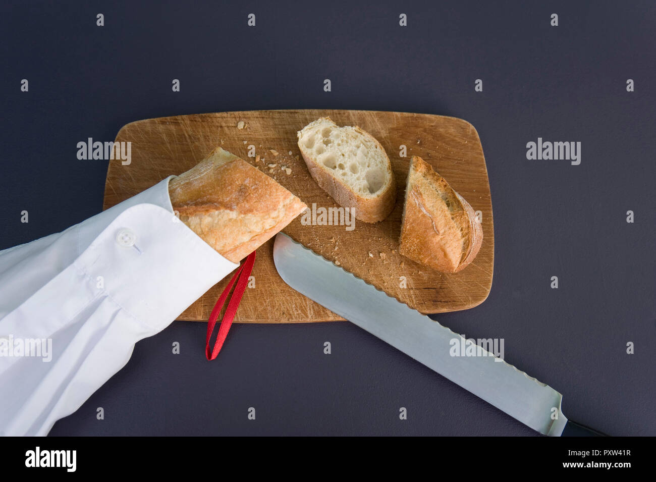 Upcycling di una vecchia maglietta bianca come la baguette per baguette Foto Stock