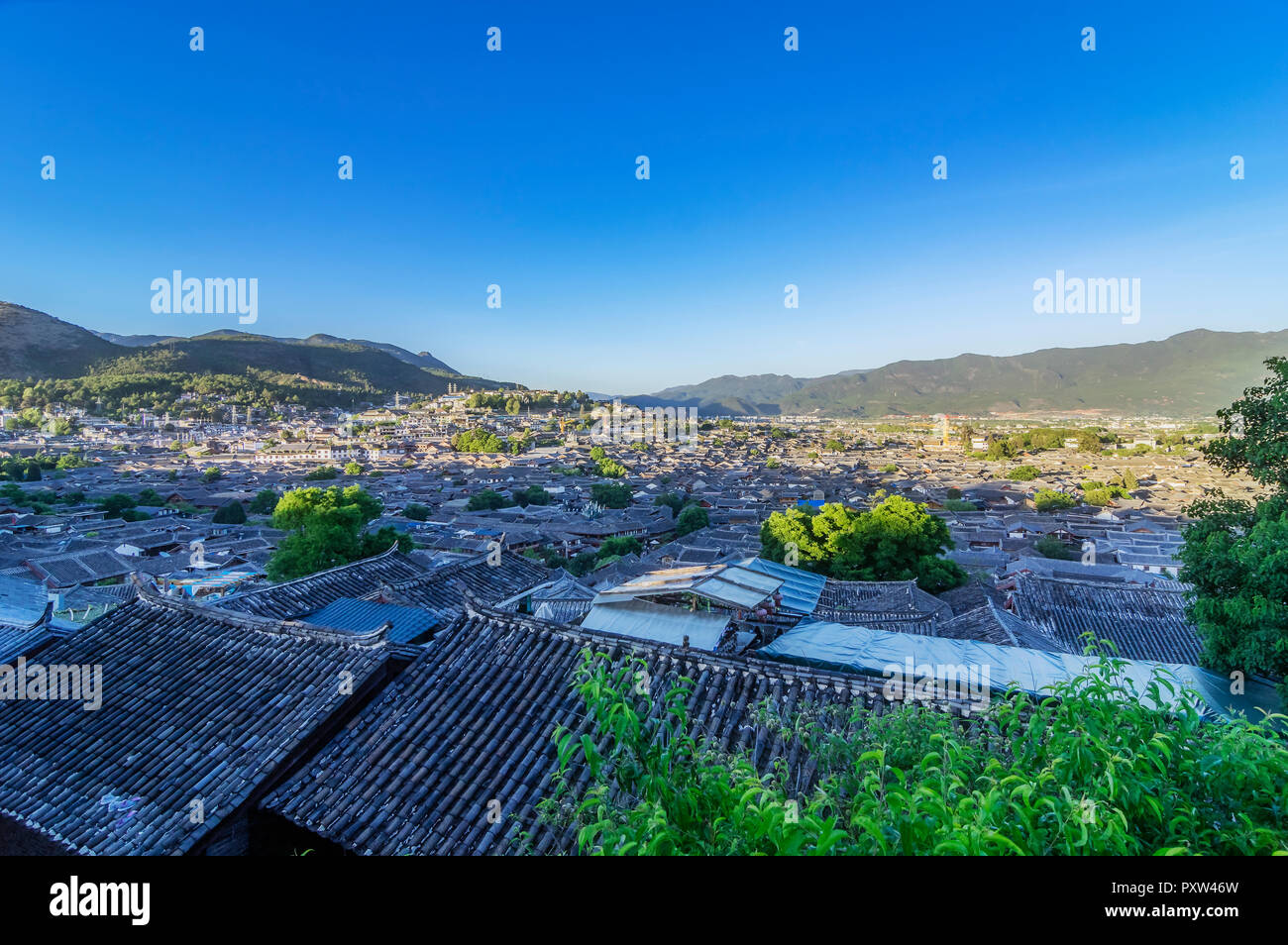 Cina Yunnan, Lijiang, tetti di tegole nella città vecchia Foto Stock