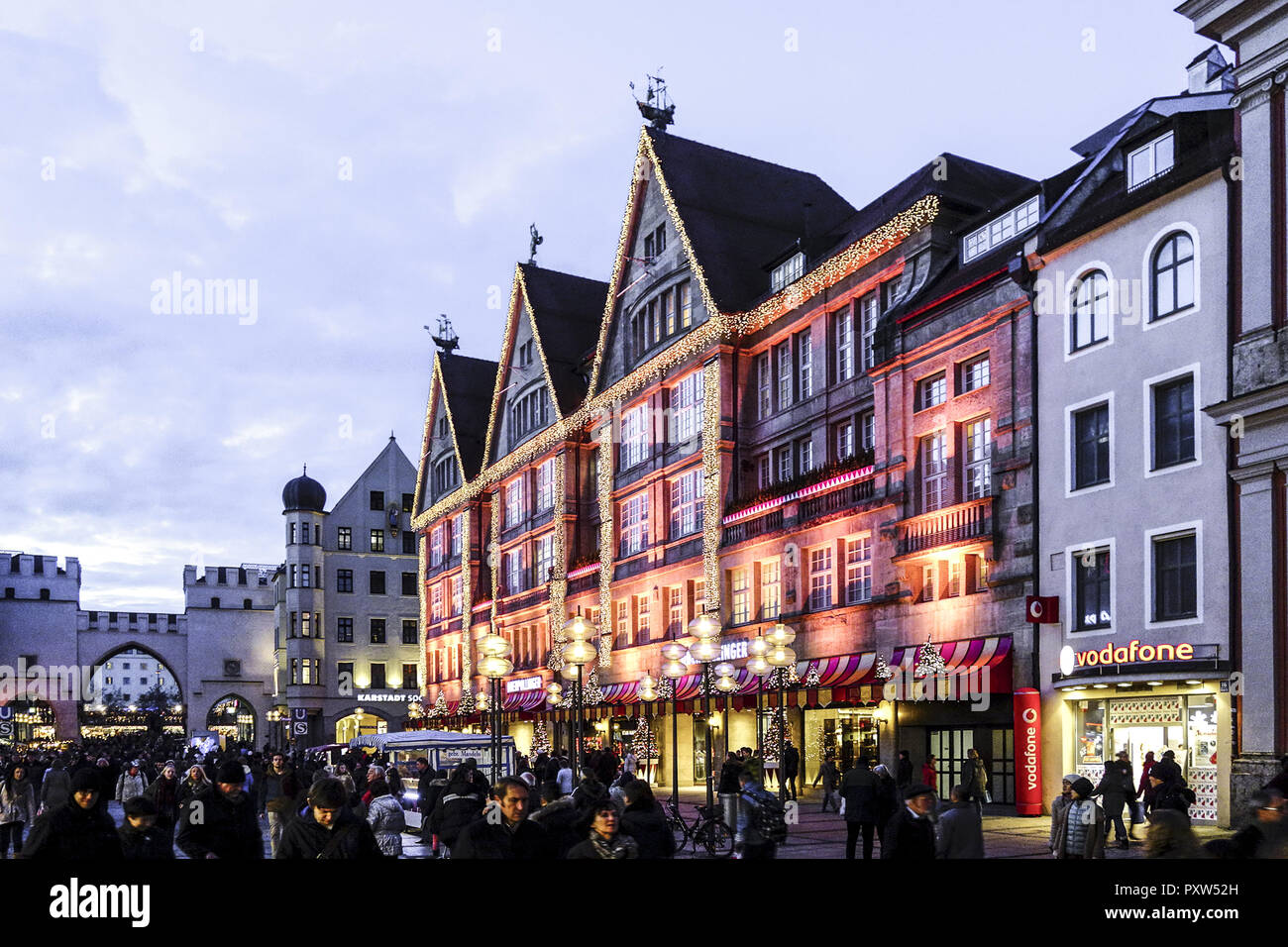 Weihnachtseinkäufe, bunt beleuchtete Fassade des Kaufhauses Oberpollinger in der Neuhauserstrasse in München, lo shopping di Natale, illuminate Foto Stock