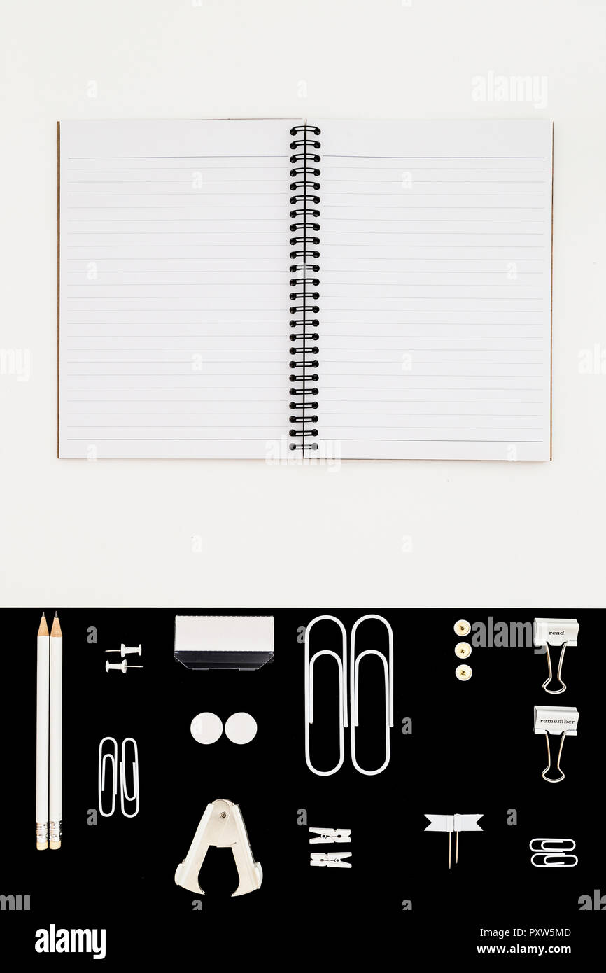 Ufficio bianco utensili su sfondo nero e blocco note su sfondo whilte Foto Stock