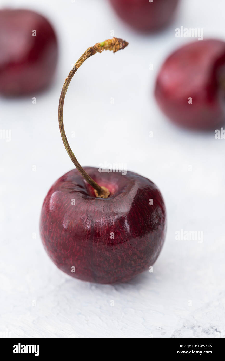 La ciliegia sulla terra bianca Foto Stock