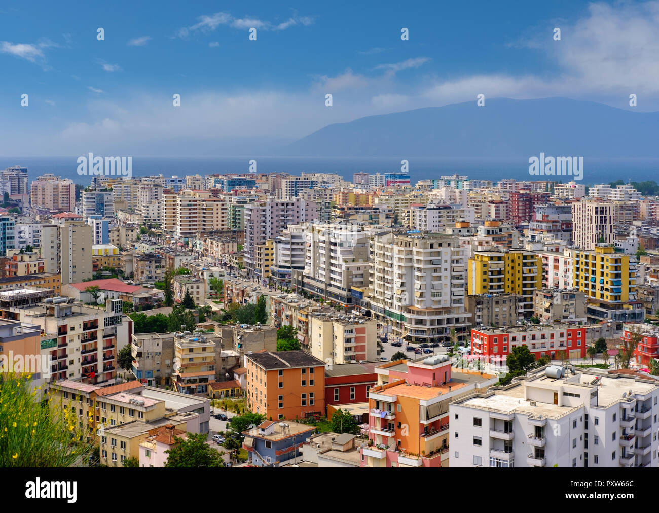 L'Albania, Valona, cityscape come visto dalla collina Kuzum Baba Foto Stock