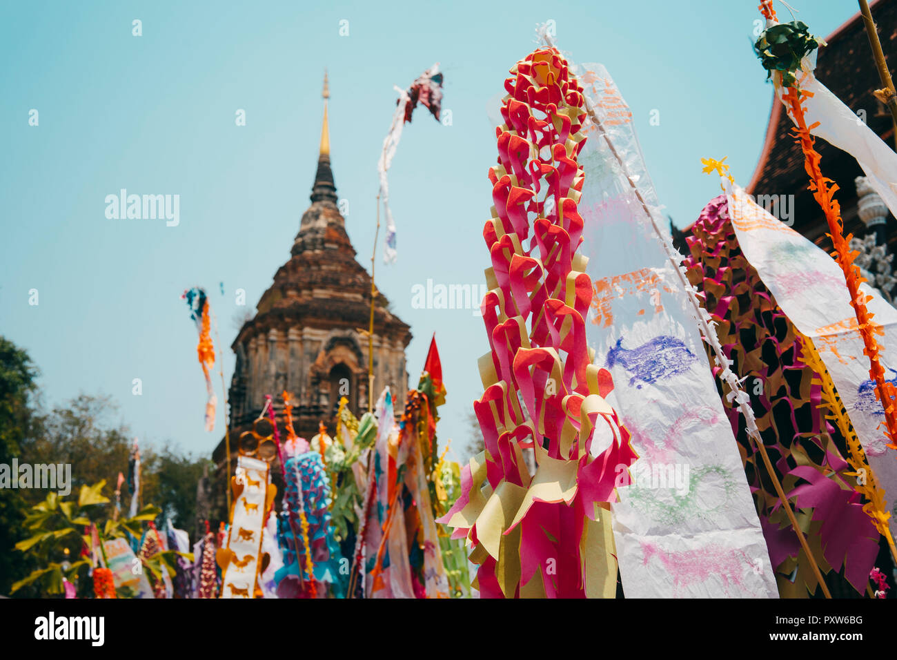 Thailandia Chiang Mai, decorazioni per festeggiare il nuovo anno al Wat Lok Moli tempio buddista Foto Stock