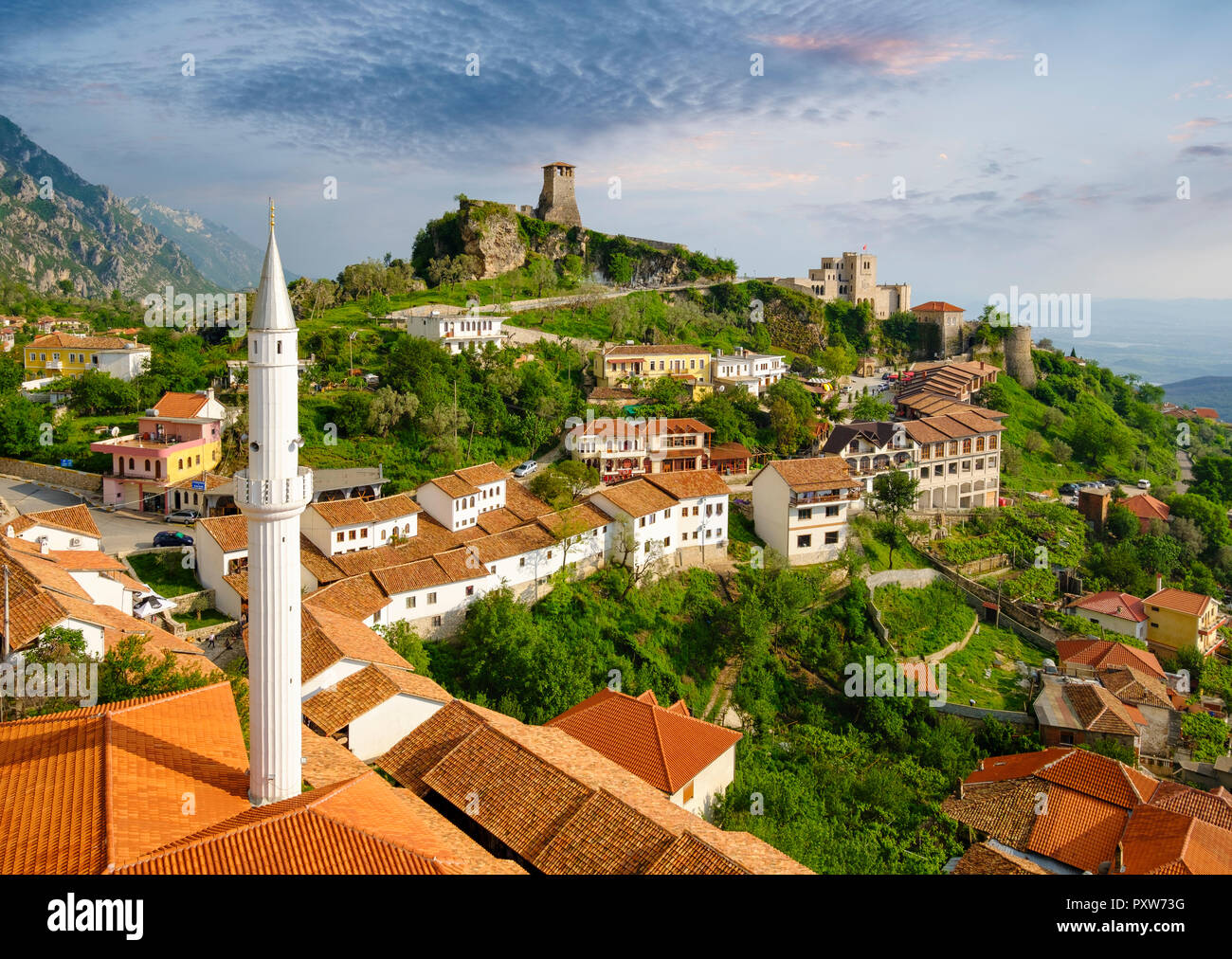 Albania, Kruje, townscape con bazaar street, Bazaar moschea, il Museo di Skanderbeg e la rocca Foto Stock