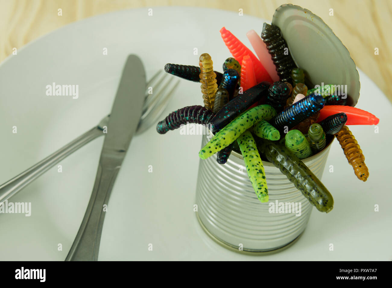 Close-up, dettaglio, può di worms, piastra alimentare, coltello, forchetta, astratta, sfondo, lattine, plastica Foto Stock