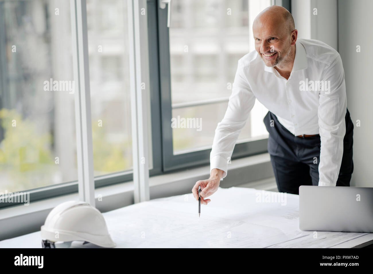 Ingegnere di lavoro nel suo ufficio Foto Stock