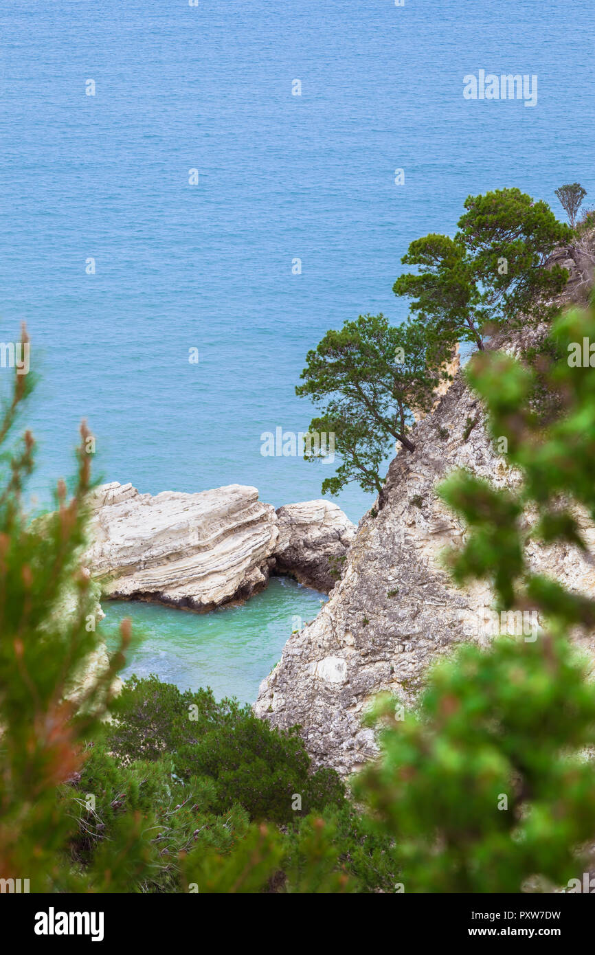 L'Italia, Puglia, Vieste, rocce nel mare Adriatico Foto Stock