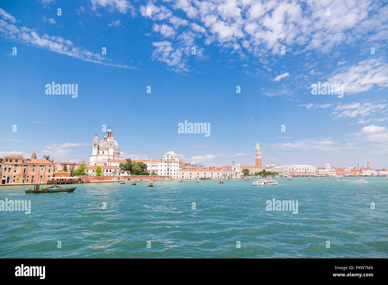 L'Italia, Venezia, cityscape visto dalla laguna Foto Stock