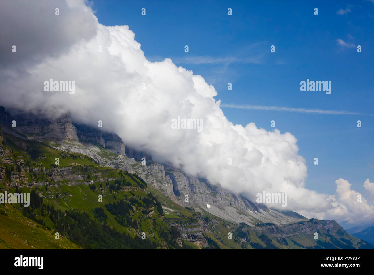 La Svizzera vista da Klausen-Pass alla montagna e copertura nuvolosa Foto Stock