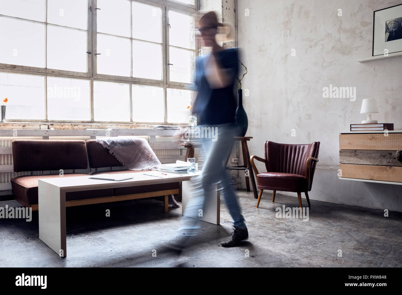 Donna che cammina in un loft Foto Stock