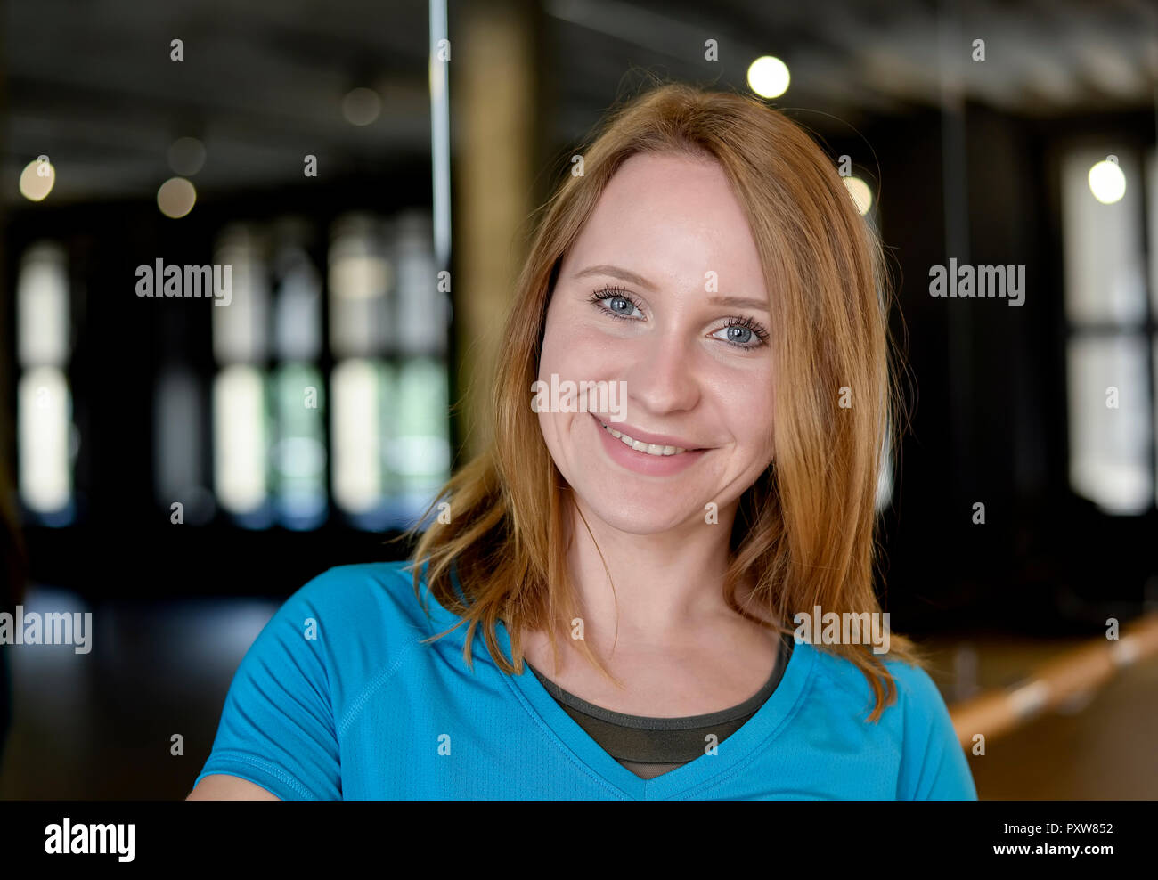 Ritratto di sorridente giovane donna in palestra Foto Stock