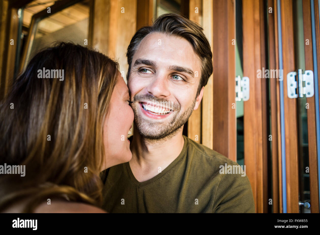 Coppia felice ridere sul balcone Foto Stock