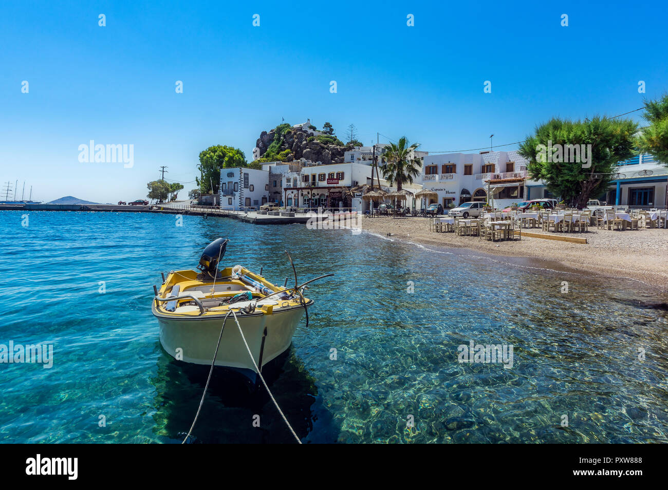 La Grecia, Patmos, Skala, in barca nella baia Foto Stock