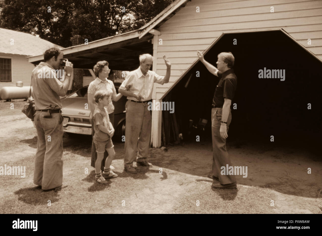 Candidato Jimmy Carter campagne di casa in casa come egli monconi nelle zone rurali del Nord Carolina - Per ottenere la licenza di questa immagine, fare clic sul carrello di seguito - Foto Stock