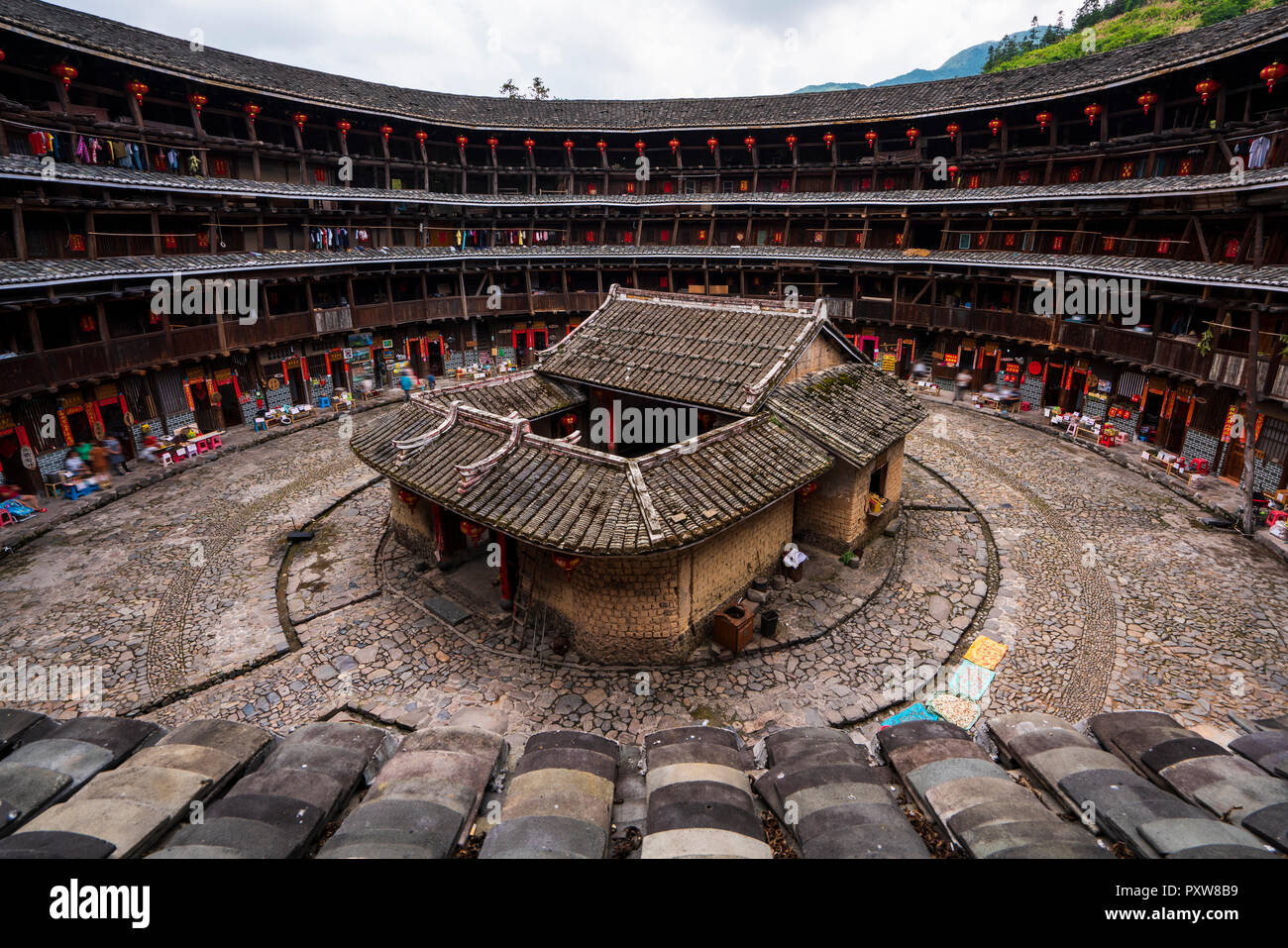 Cina, provincia del Fujian, sul cortile interno di un tulou in un villaggio Hakka Foto Stock