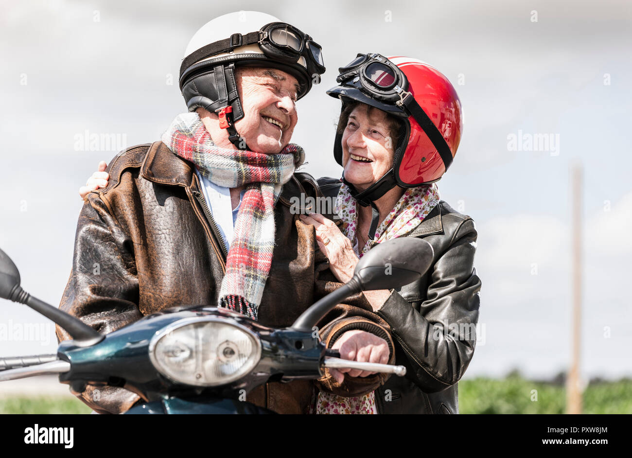 Felice coppia Senior in sella scooter Foto Stock