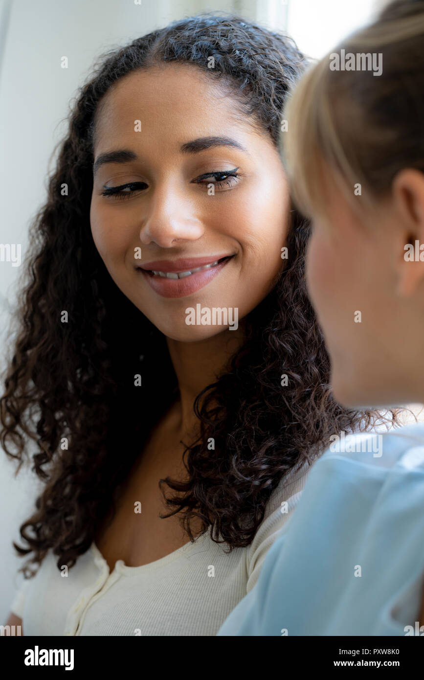Ritratto di due amici di sesso femminile, ridendo Foto Stock