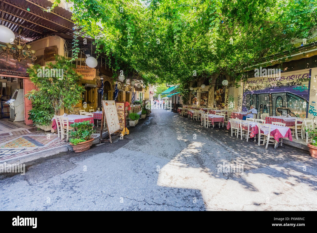 La Grecia, Atene, strada con ristoranti Foto Stock