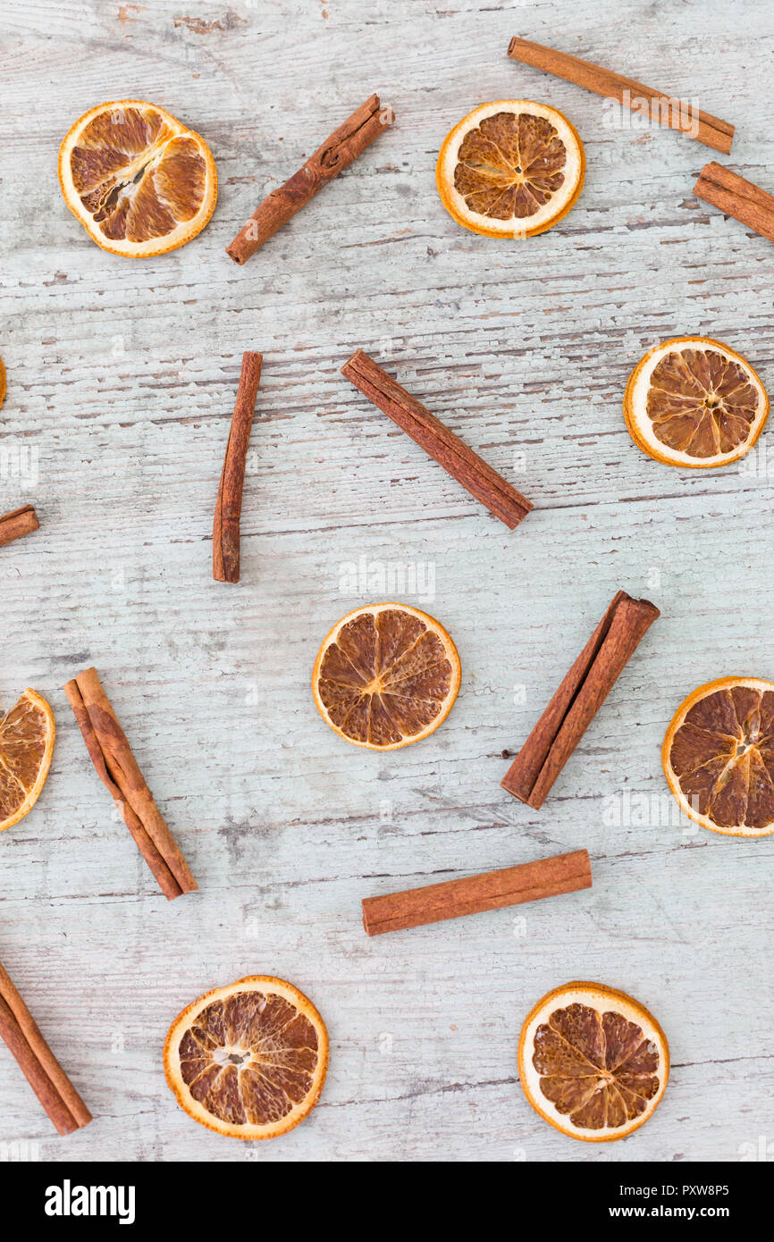 Asciugate le fette di arancia e bastoncini di cannella su legno Foto Stock