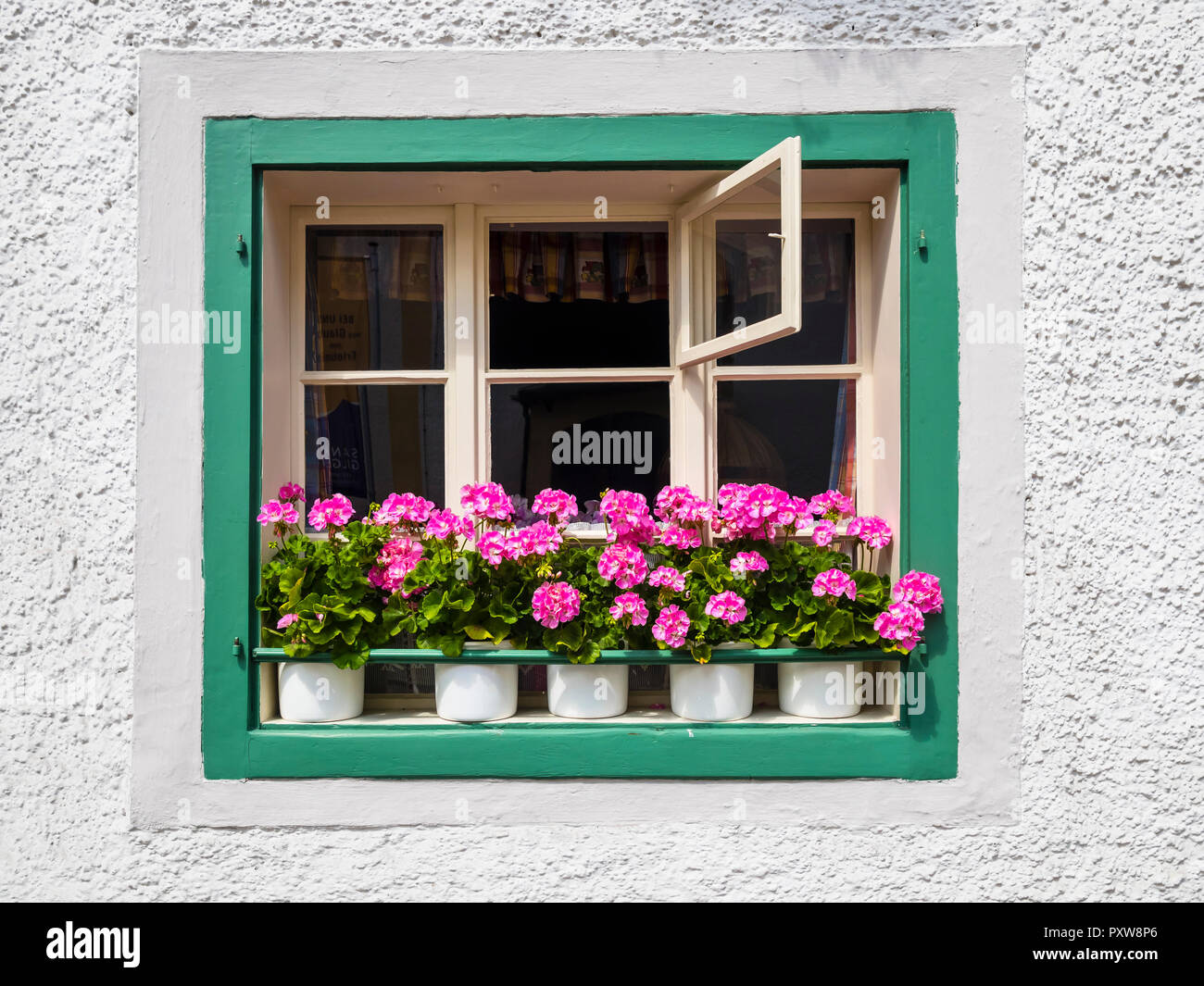 Austria, Salzkammergut, Sankt Gilgen, window box Foto Stock