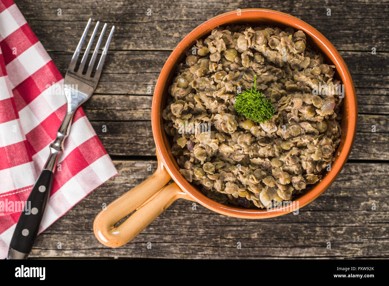 Le lenticchie cotte nel recipiente. Foto Stock