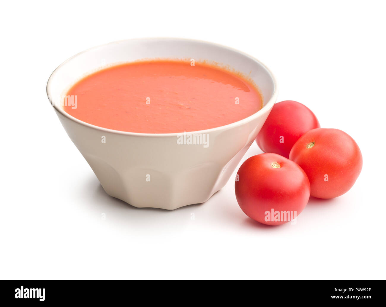 Il gazpacho freddo e la zuppa di pomodoro isolato su sfondo bianco. Foto Stock