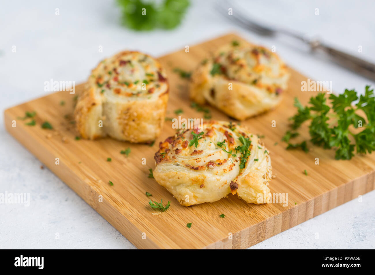 Le ciambelle glassate con feta, crema di formaggio, pancetta e prezzemolo sulla tavola di legno Foto Stock