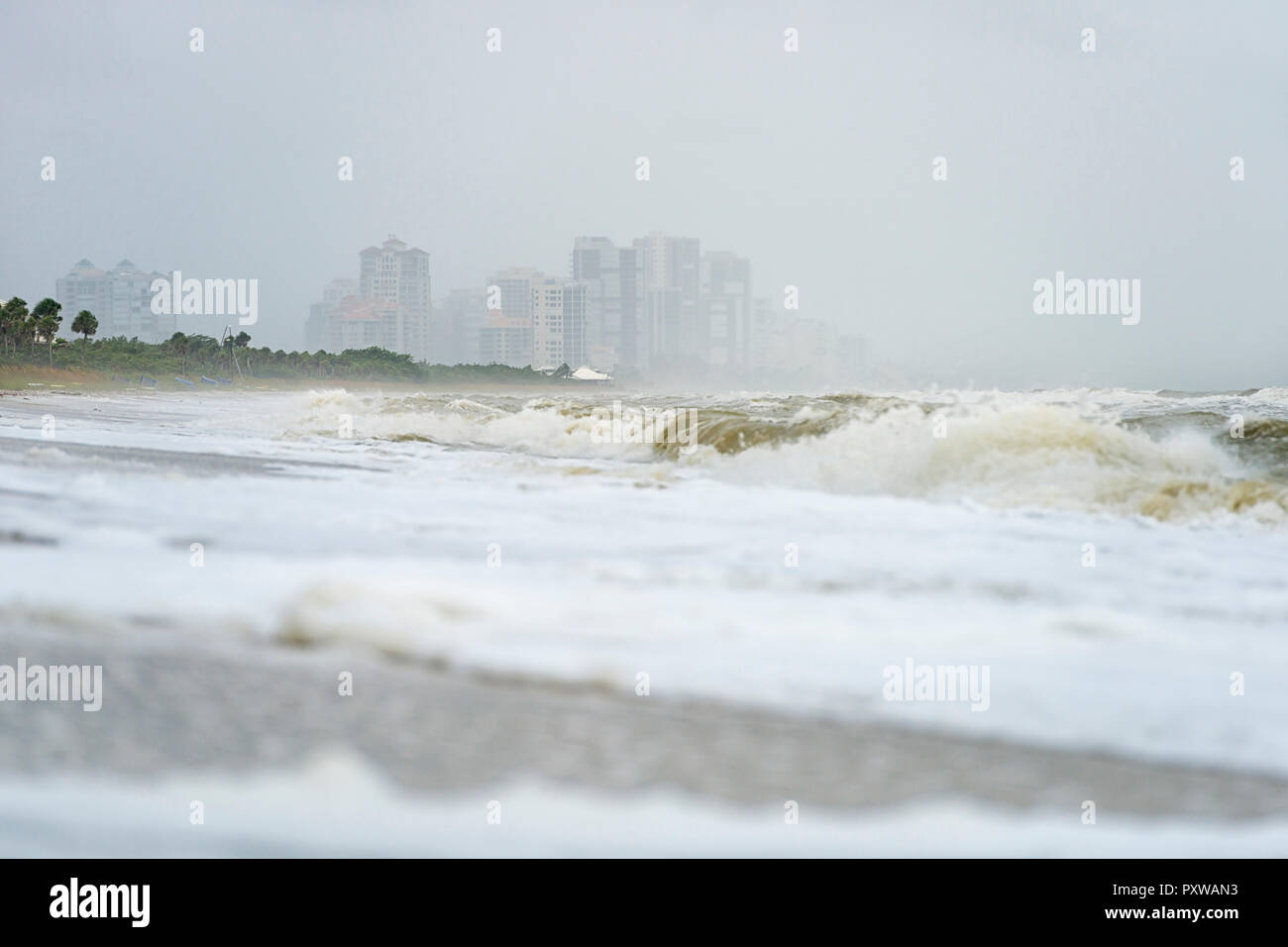 Stati Uniti d'America, Florida, Napoli, Vanderbilt Beach, onde e spray dopo l uragano Harvey di fronte hotel edifici a Vanderbilt Beach Foto Stock
