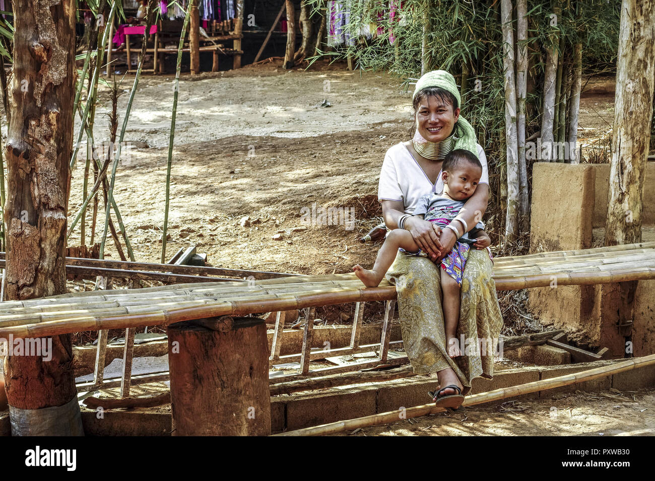 Thailandia, lungo collo donna e bambino Foto Stock