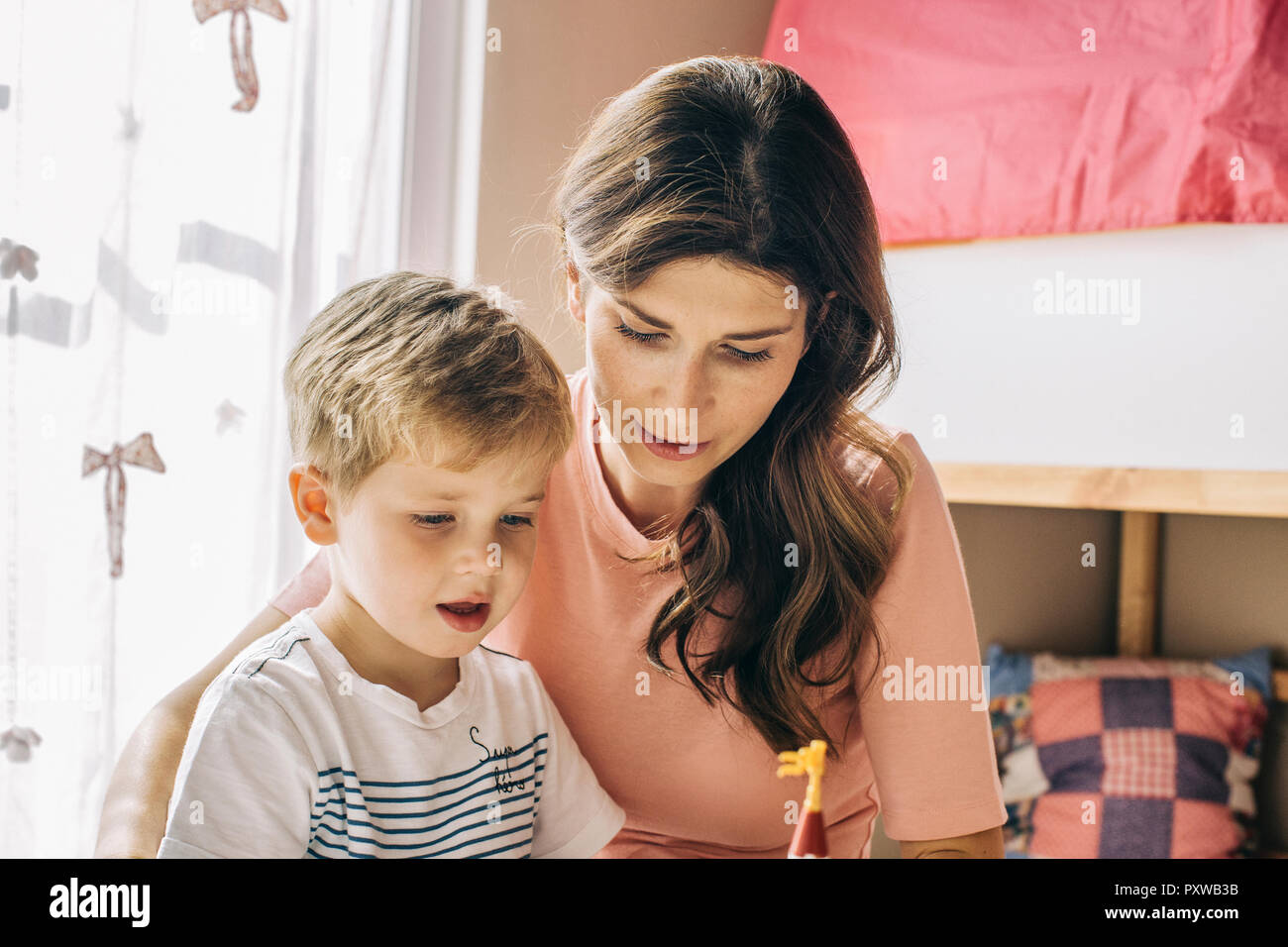 Madre e figlio giocare in casa Foto Stock